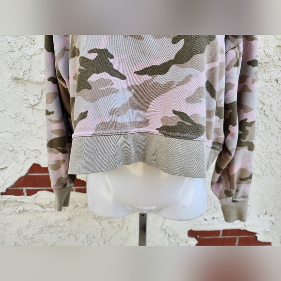 Small fit MEDIUM ?? women NIKE cropped sweatshirt camo pink - Picture 11 of 16